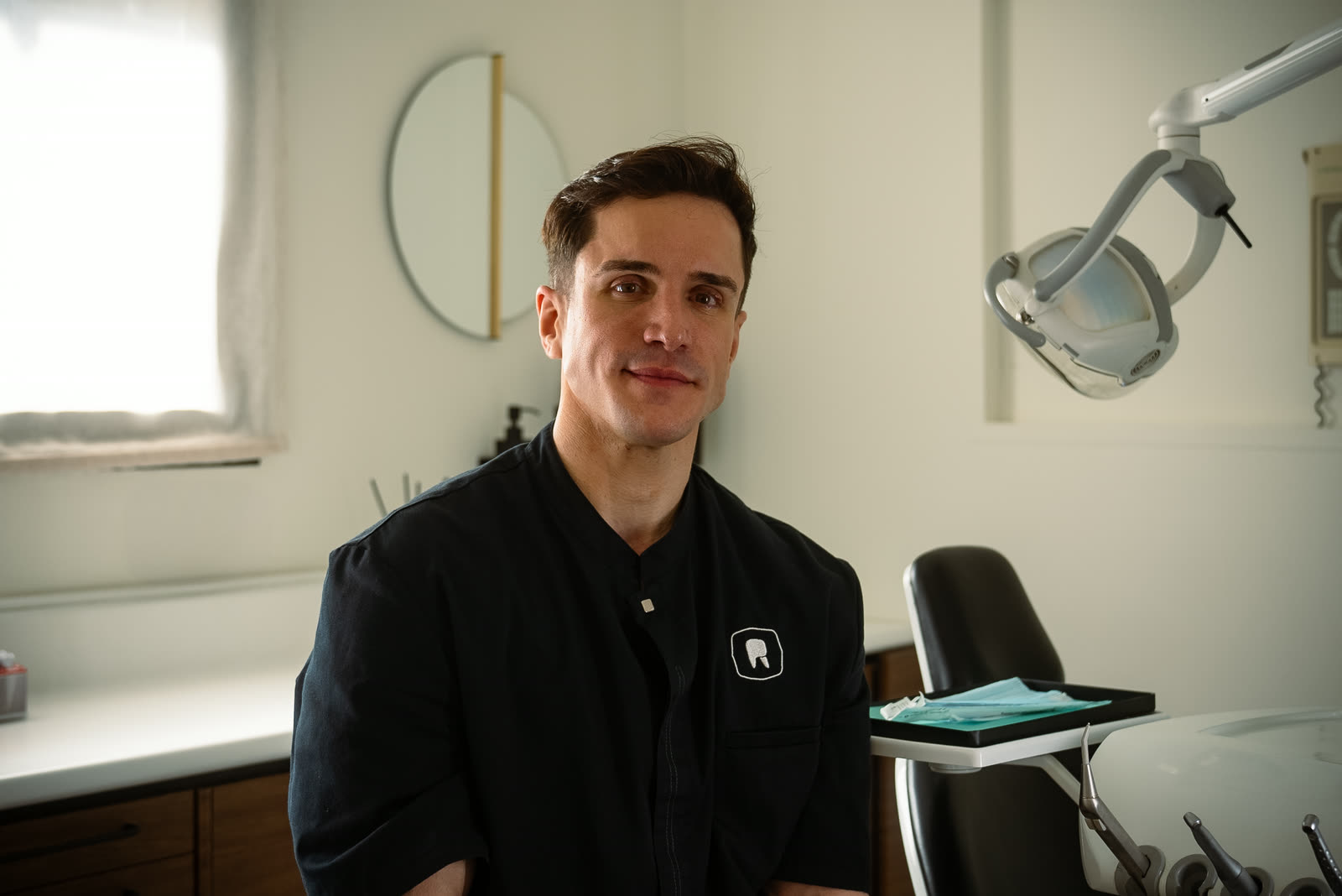 Odontólogo de Rodium Dental en el gabinete de la clínica