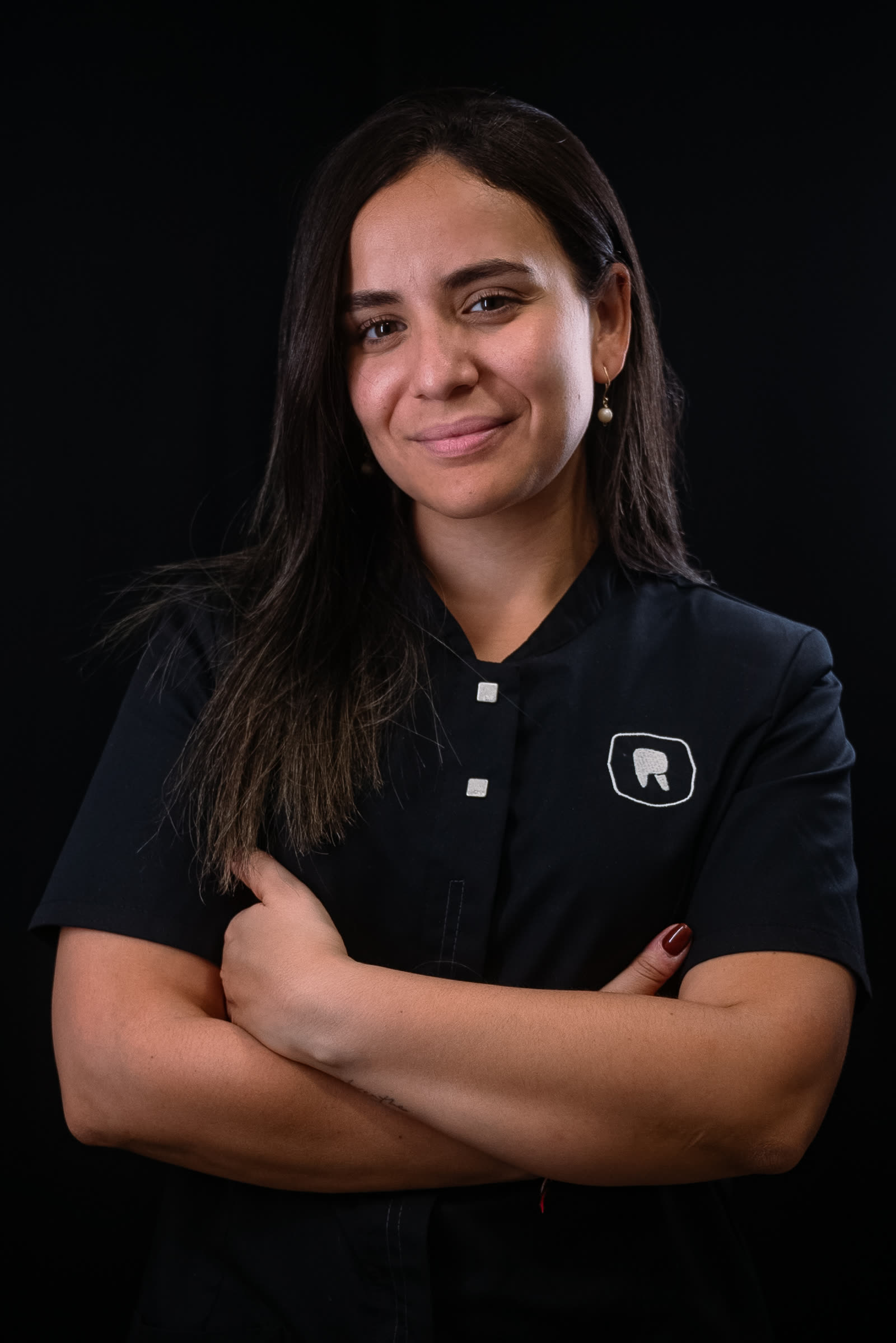 Retrato de estudio de una profesional del equipo de Rodium Dental