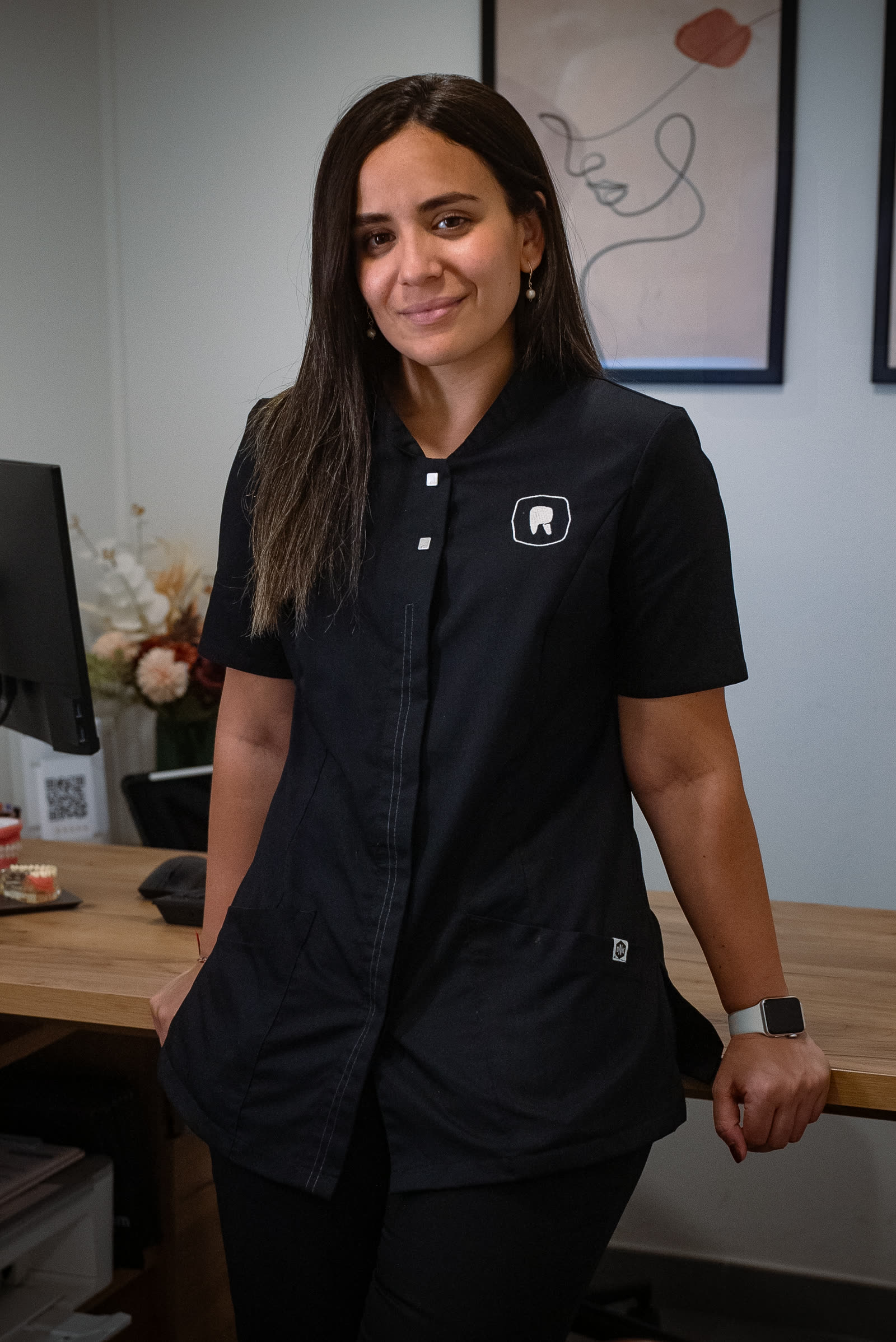 Retrato del equipo de Rodium Dental en la recepción de la clínica
