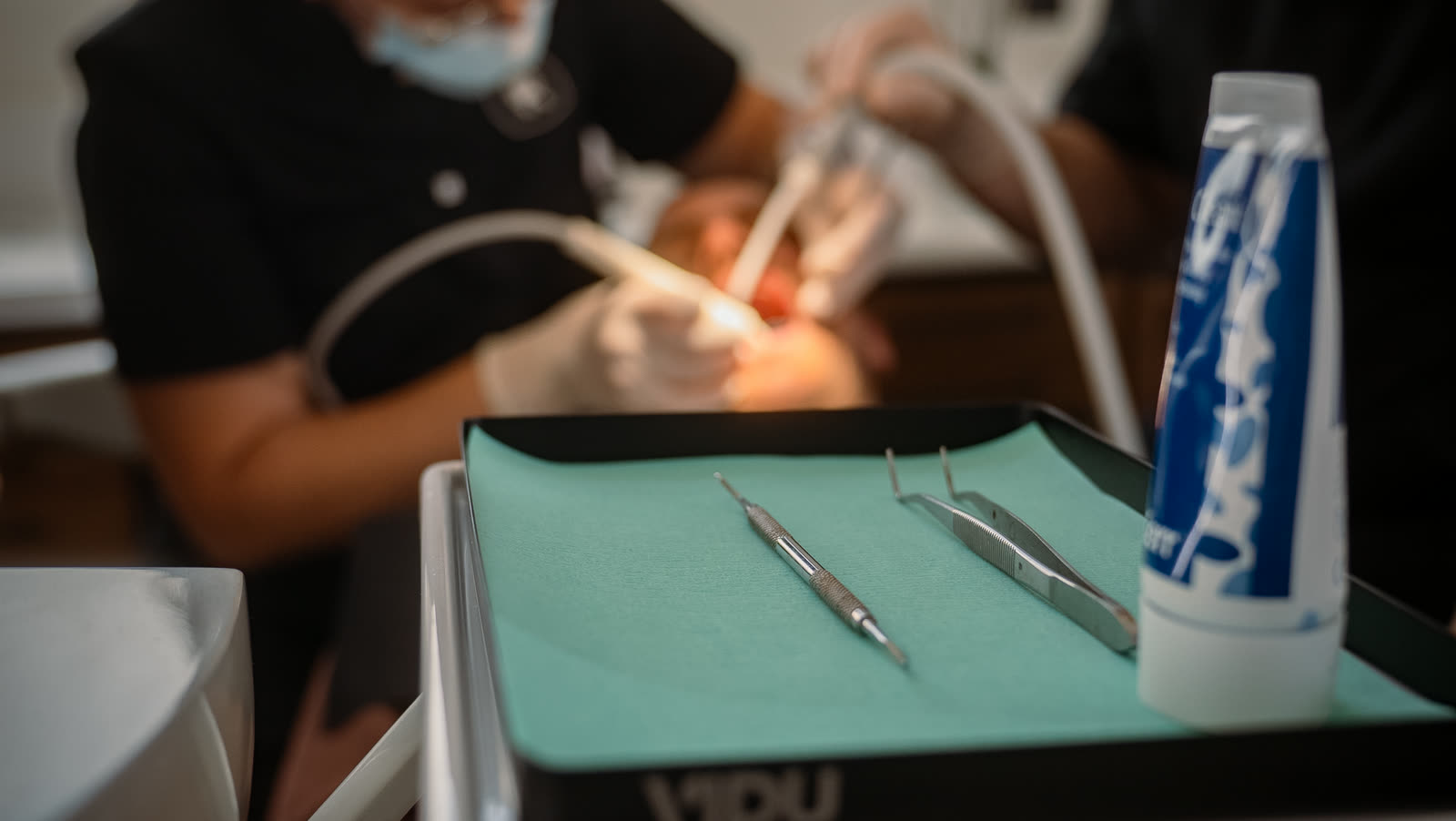 Detalle de instrumental preparado en la clínica Rodium Dental