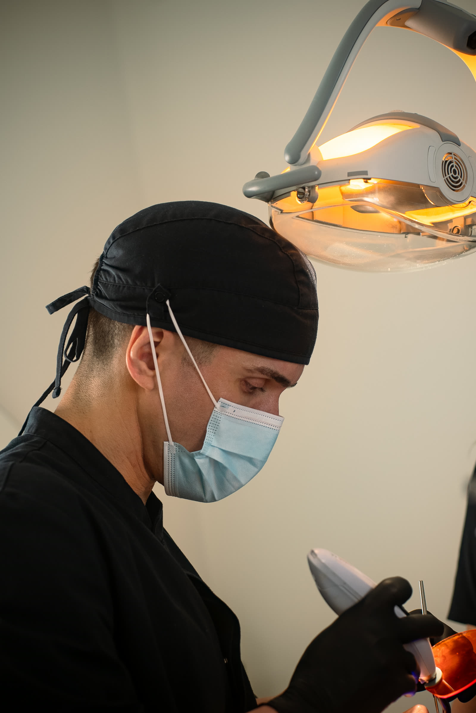 Odontólogo de Rodium Dental durante un tratamiento
