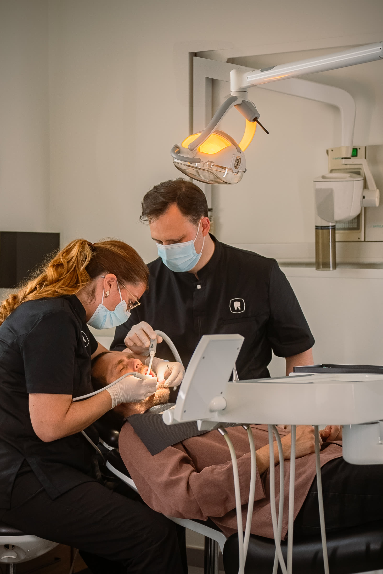 Equipo de Rodium Dental tratando a un paciente en el gabinete